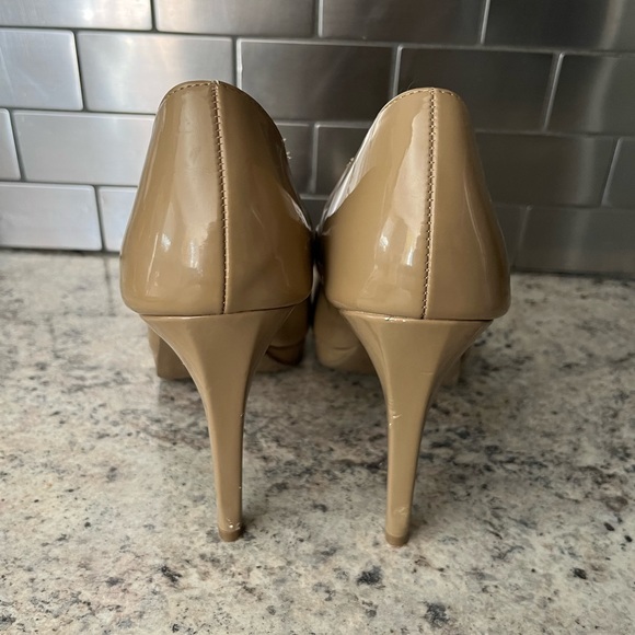 Beige heels - Picture 3 of 5